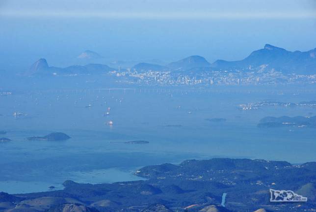 O Rio de Janeiro e a Baía da Guanabara vistos do castelo do Açu, no Parque Nacional da Serra dos Órgãos